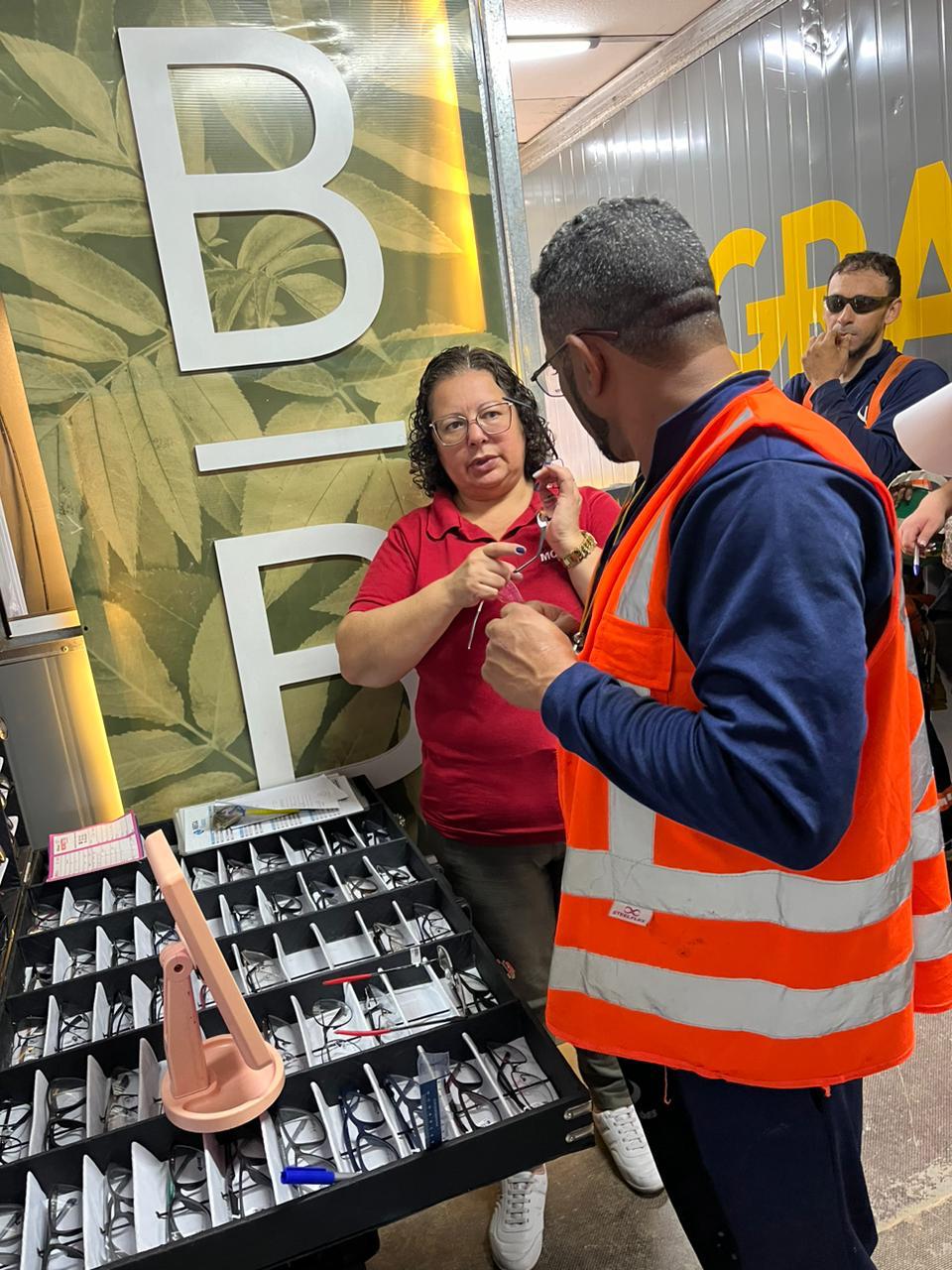 Equipe realizando atendimento in company